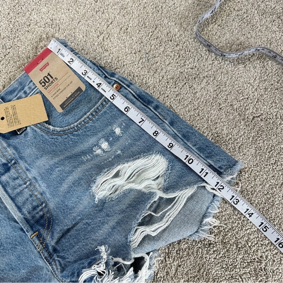 NWT Levi’s Women’s 501 Original Fit High Rise Jean Short 2.5” in Med Wash 28 - Picture 13 of 15